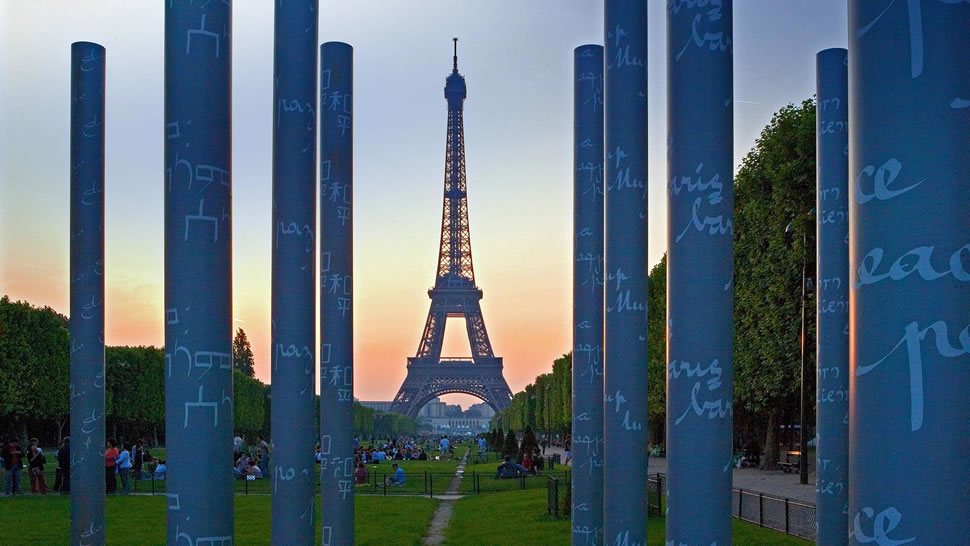 “和平之墙”和巴黎的埃菲尔铁塔 (© Prisma by Dukas Presseagentur GmbH/Alamy)