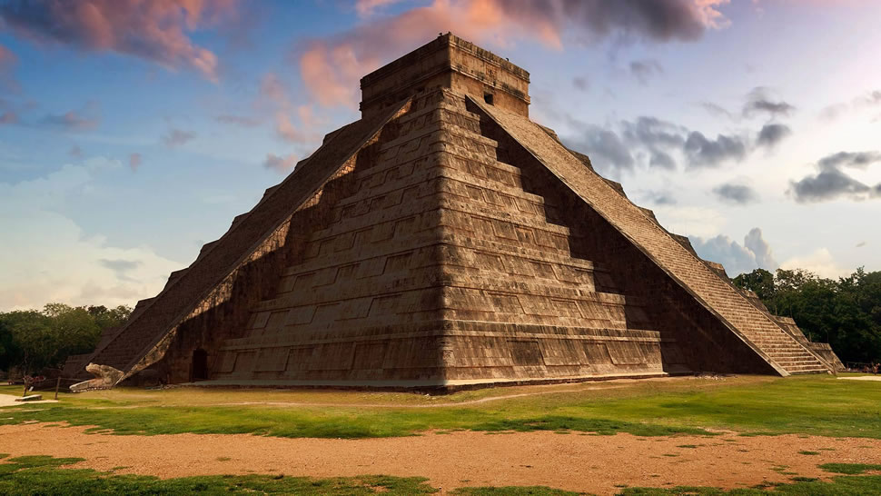 秋分时日的卡斯蒂略金字塔，墨西哥奇琴伊察 (© Somatuscani/Getty Images Plus)