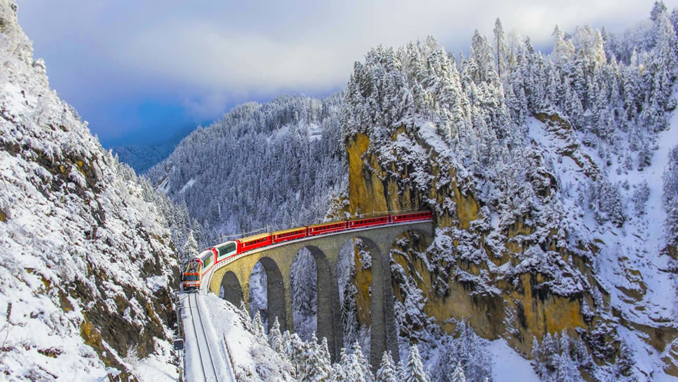 朗德瓦萨桥上的贝尔尼纳快车，瑞士格劳宾登 (© Marco Bottigelli/Getty Images)