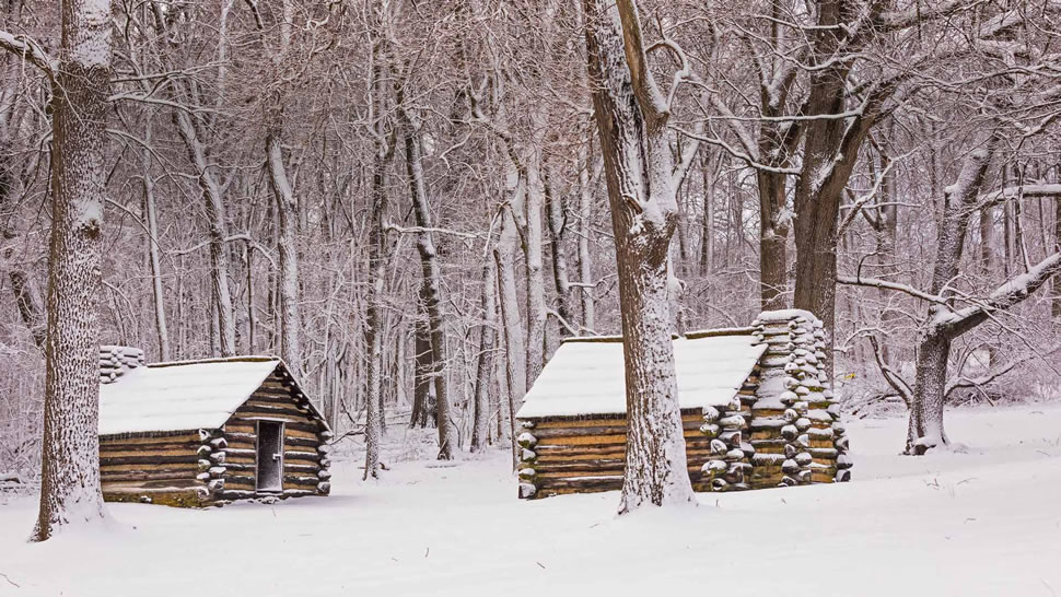 福吉谷国家历史公园中的小屋，宾夕法尼亚 (© Mark C. Morris/Shutterstock)