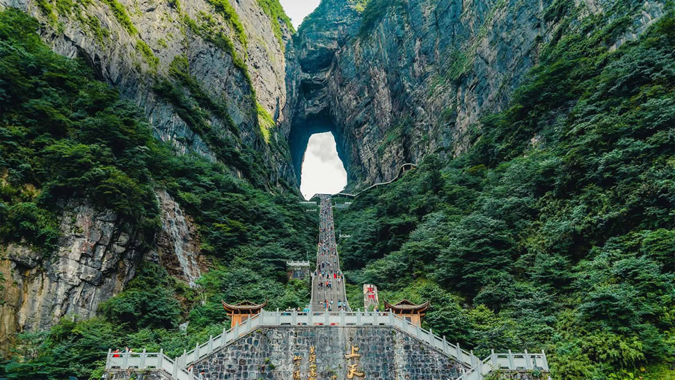张家界天门山，中国 (© Bogdan Dyiakonovych/Shutterstock)