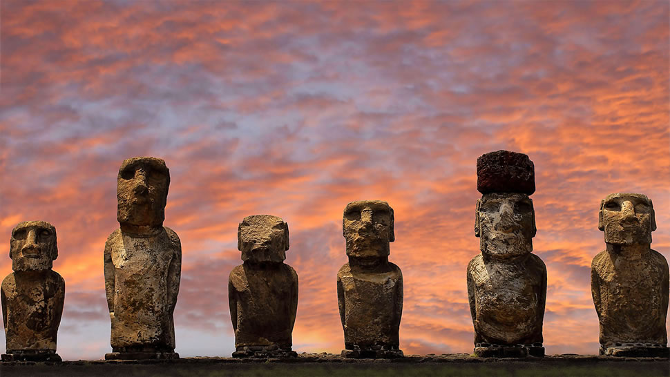 拉帕努伊国家公园中阿胡汤加里基的摩艾石像，智利复活节岛 (© blickwinkel/Alamy)