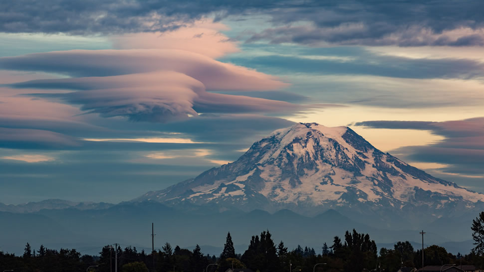 雷尼尔山透镜状云的延时视频，华盛顿 (© Delrious/Shutterstock)