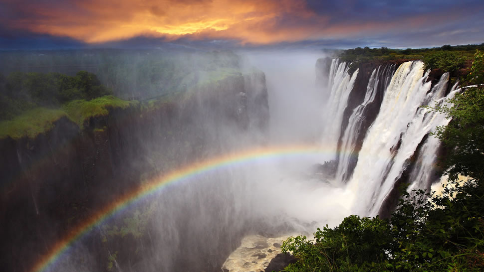 维多利亚瀑布上的彩虹，赞比亚 (© Dietmar Temps/Shutterstock)