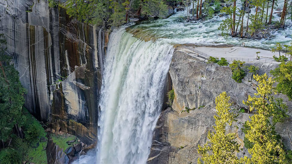 优胜美地国家公园中的春季瀑布 (© elvistudio/Shutterstock)