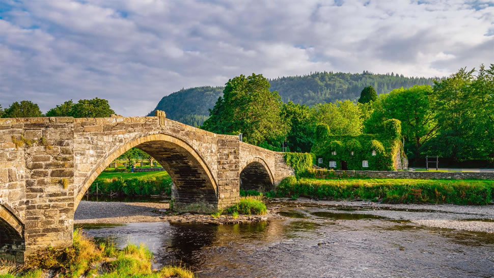 兰鲁斯特一座名为Pont Fawr的石拱桥，英国威尔士 (© Pajor Pawel/Shutterstock)