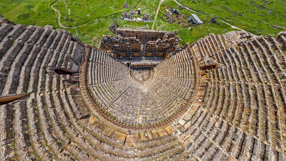 土耳其棉花堡附近希腊古城希拉波利斯的剧院鸟瞰图 (© Amazing Aerial Agency/Offset by Shutterstock)