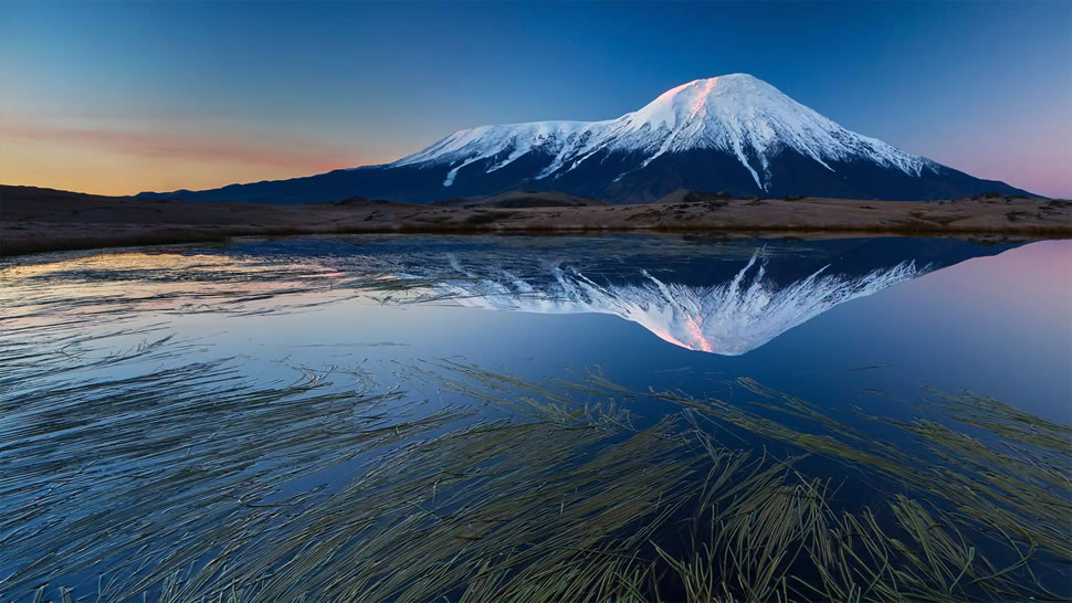 堪察加半岛上的扎尔巴奇克火山，俄罗斯 (© Egor Vlasov/Shutterstock)