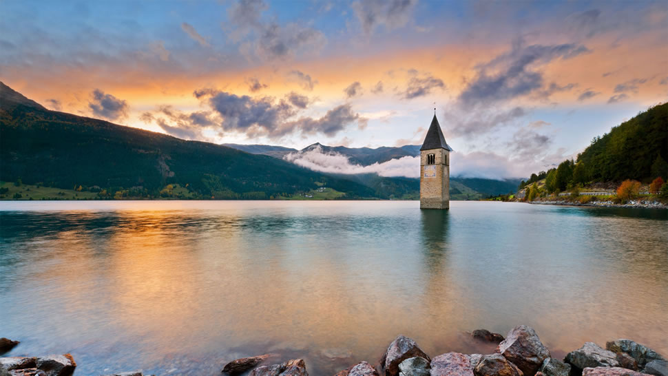 雷西亚湖上的钟楼 ，意大利博尔扎诺 (© Scacciamosche/Getty Images)