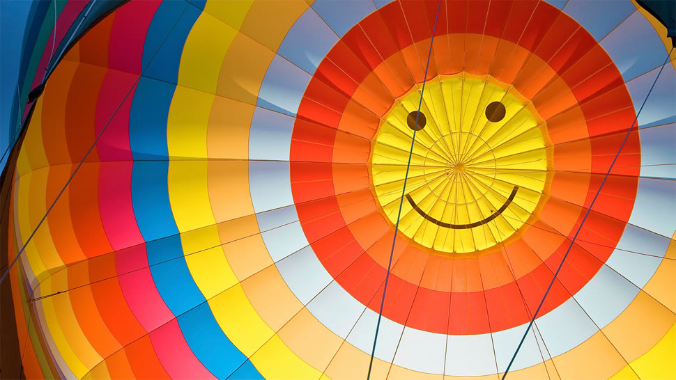 笑脸热气球 (© Leonsbox/Getty Images Plus)