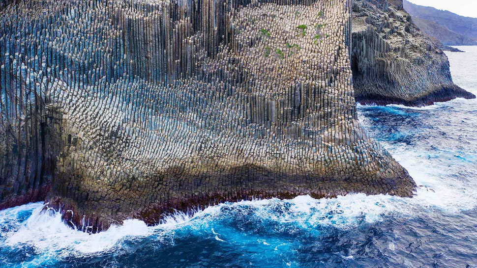鸟瞰戈梅拉岛上管风琴形状的玄武岩，西班牙加那利群岛 (© Martin Siepmann/Image BROKER/Offset by Shutterstock)