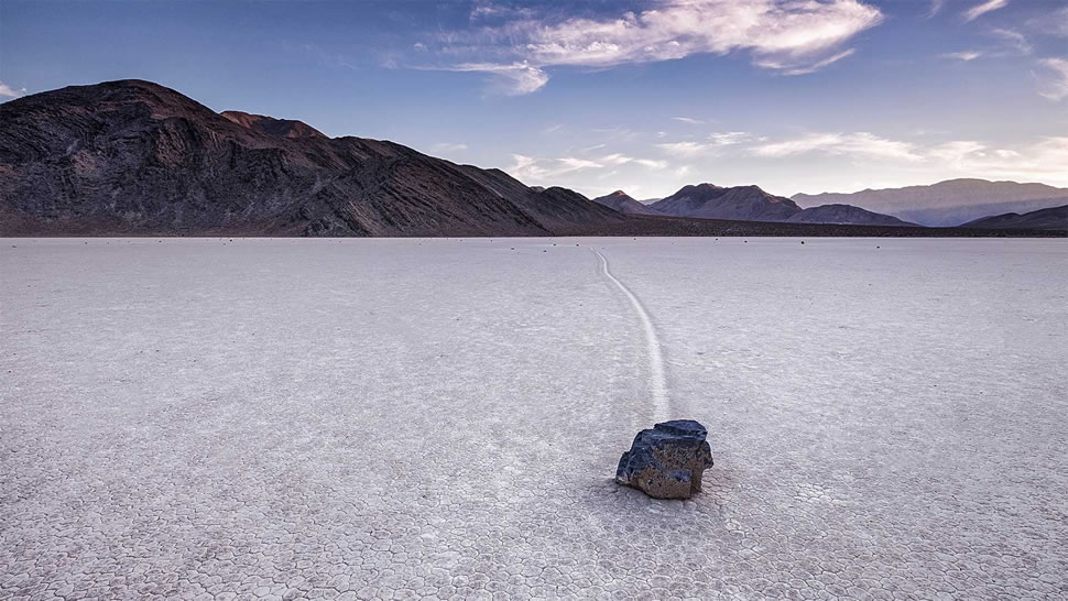死亡谷国家公园跑道湖的迷踪石，加利福尼亚 (© Patrick Walsh/Getty Images)