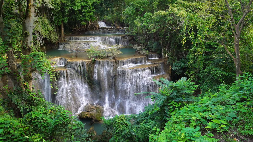 Khuean Srinagarindra国家公园的Huay Mae Khamin瀑布，泰国 (© ImpaKPro/Getty Images)