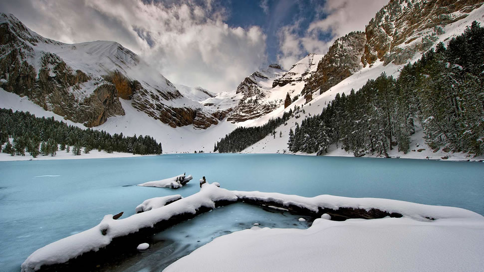 比利牛斯山脉中的高山湖Ibón de Plan，西班牙韦斯卡 (© Getty Images)