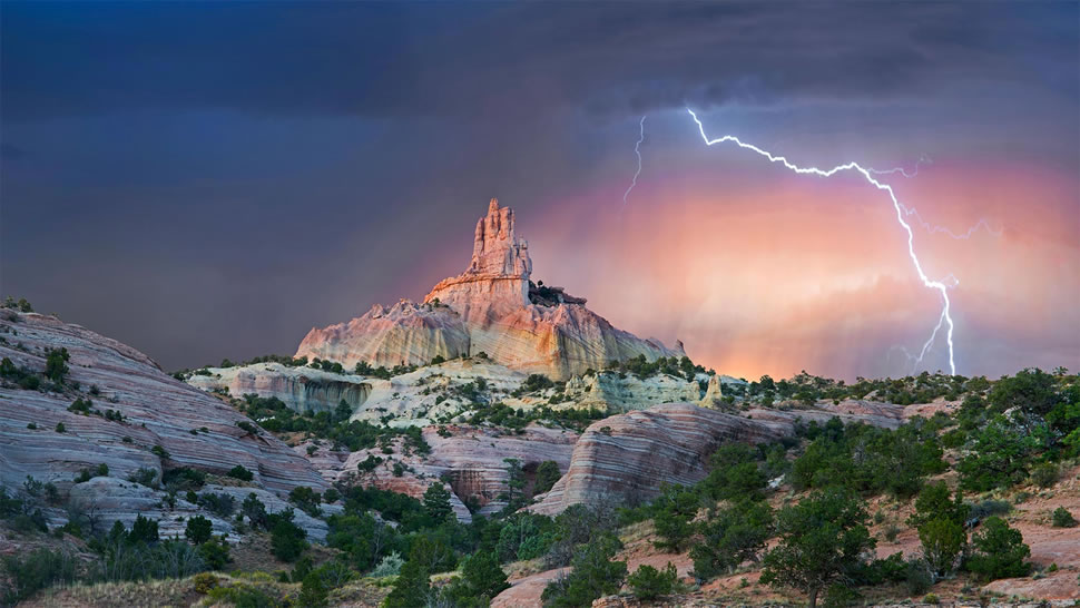 红石公园教堂岩附近的雷击，新墨西哥州 (© Tim Fitzharris/Minden Pictures)