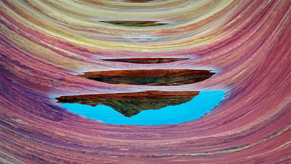 波浪谷中的砂岩层和积水，亚利桑那州朱红悬崖国家纪念碑 (© Dennis Frates/Alamy)