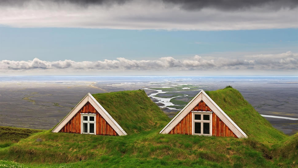 斯卡夫塔山中的传统农舍，冰岛瓦特纳冰川国家公园 (© Jarcosa/Getty Images)