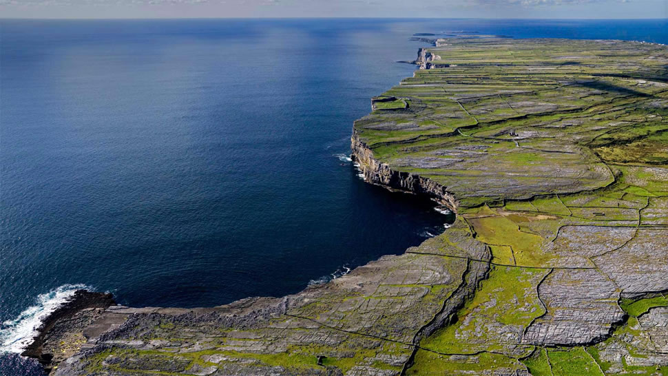 阿伦群岛三座岛中最小的伊尼希尔岛，爱尔兰戈尔韦湾 (© Chris Hill/Minden Pictures)