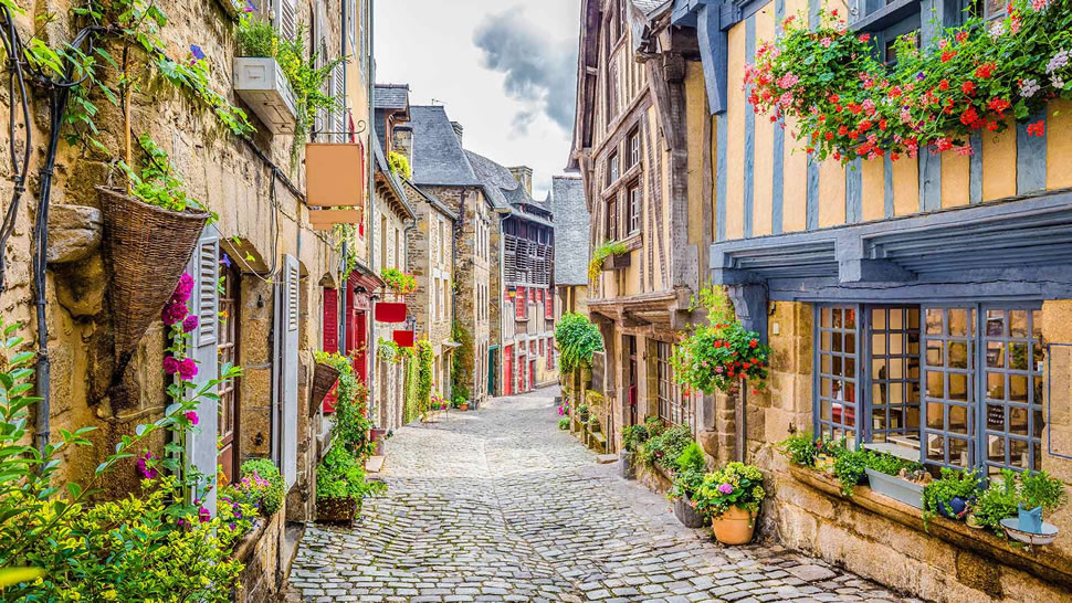 Dinan镇的鹅卵石铺成的街道，法国布列塔尼 (© Scott Wilson/Alamy)