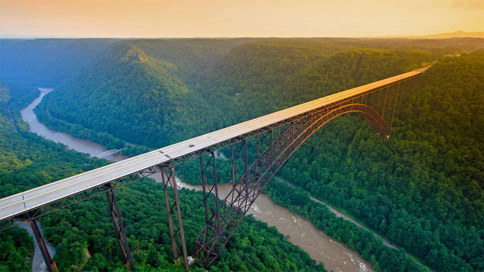 新河峡国家公园中的新河峡大桥，西弗吉尼亚州 (© Entropy Workshop/iStock/Getty Images Plus)