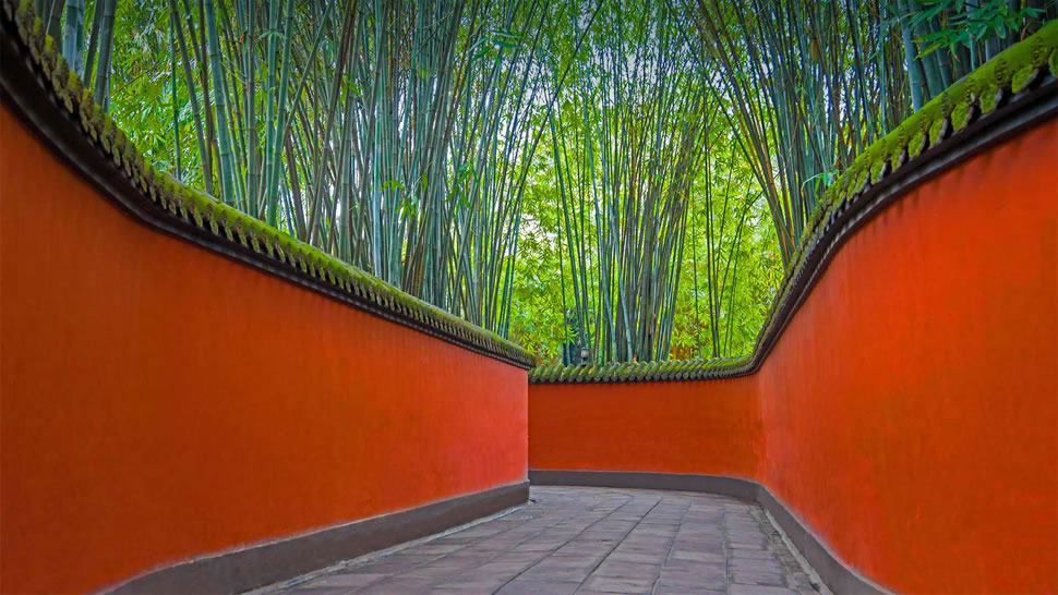 武侯祠内红墙和竹林掩映下的小巷，中国成都 (© Eastimages/Getty Images)