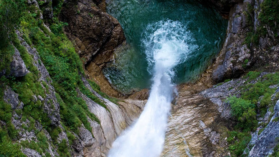新天鹅堡附近Pöllat峡谷的瀑布，德国巴伐利亚 (© Gary Whitton/Alamy)