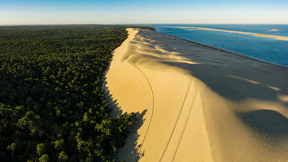 法国西南部阿卡雄湾的皮拉沙丘 (© aluxum/iStock/Getty Images Plus)