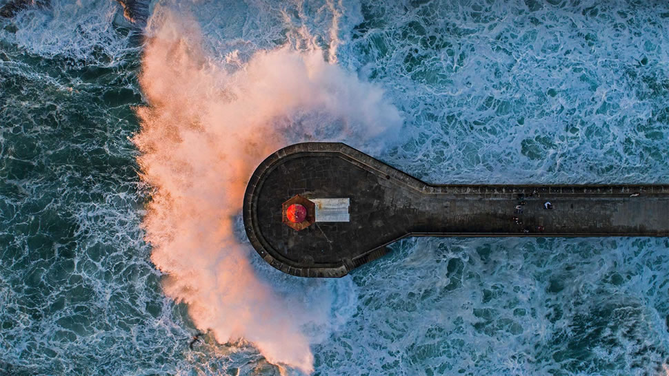 海浪撞击费尔盖拉什灯塔，葡萄牙波尔图 (© Stephan Zirwes/Offset by Shutterstock)
