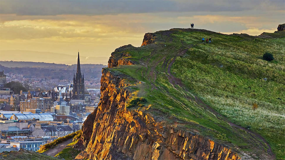 从索尔兹伯里的峭壁上俯瞰爱丁堡，苏格兰荷里路德公园 (© Andrew Merry/Getty Images)