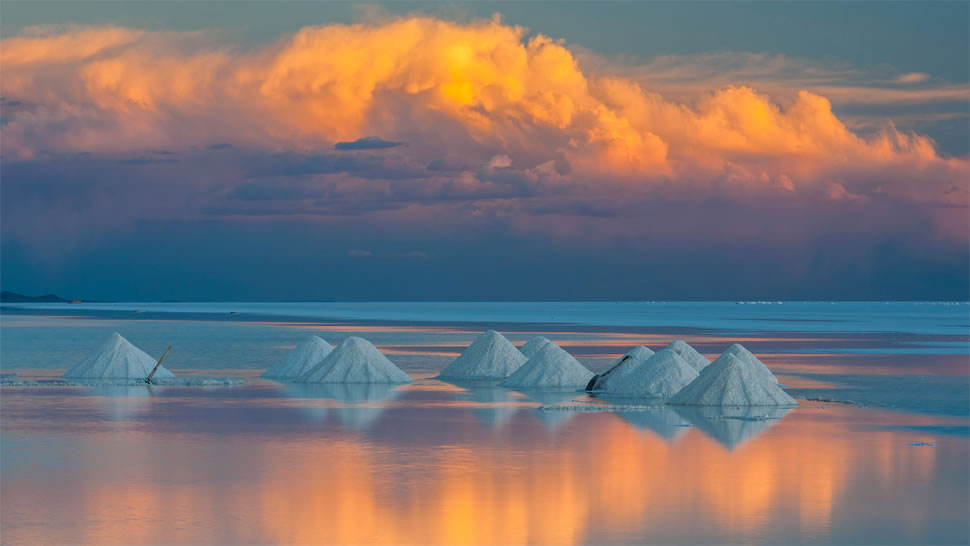 乌尤尼盐沼上的锥形盐堆，玻利维亚 (© John Shaw/Minden Pictures)