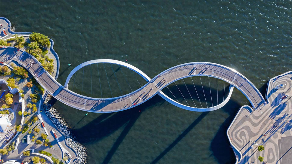 伊丽莎白女皇码头桥，澳大利亚珀斯 (© Amazing Aerial Agency/Offset by Shutterstock)