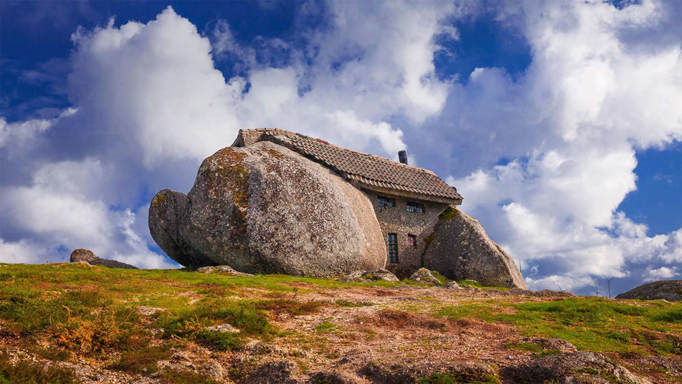 镶嵌在巨石之间的石屋，葡萄牙 (© Olimpio Fantuz/eStock Photo)