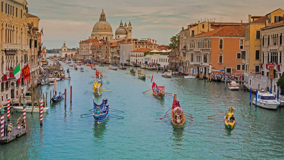 在大运河上举办的赛船节， 意大利威尼斯 (© Alexander Duffner/Alamy)