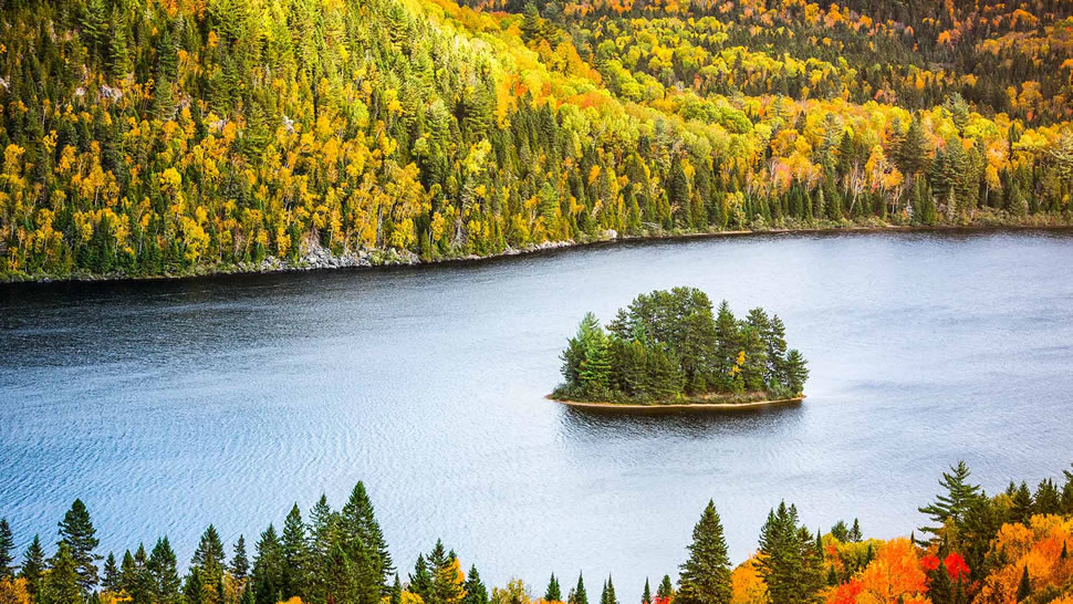 拉莫里斯国家公园中的Wapizagonke湖区，加拿大魁北克 (© Instants/Getty Images)
