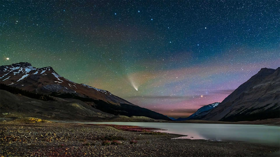 划过湖面上空的新智彗星，加拿大贾斯珀国家公园 (© Stocktrek Images, Inc./Alamy)