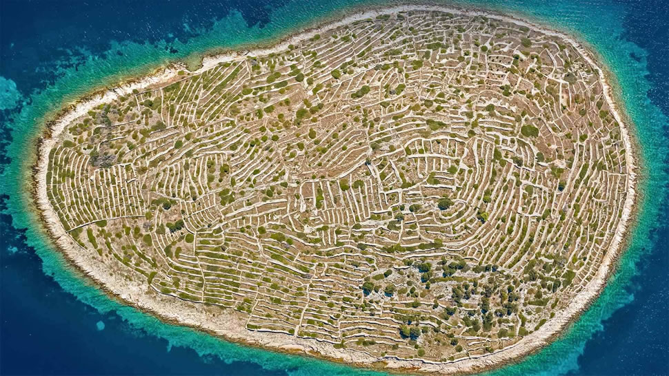 像巨大指纹一样的Bavljenac岛，克罗地亚 (© Julien Duval/Amazing Aerial Agency)
