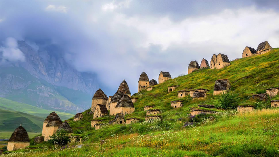 北奥塞梯-阿兰共和国的一片墓地，俄罗斯 (© Yakov Oskanov/Shutterstock)