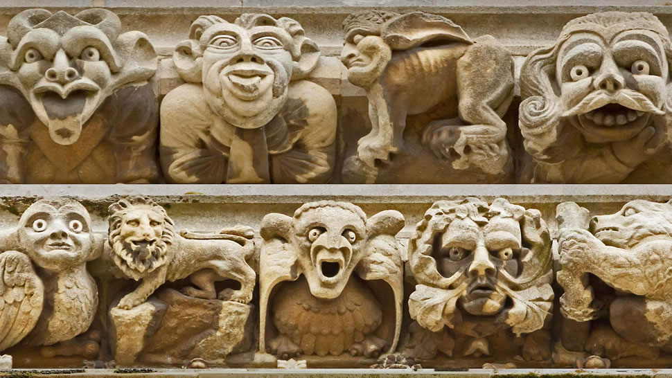 约克大教堂墙上的怪诞雕塑，英格兰北约克郡 (© John Potter/Alamy)