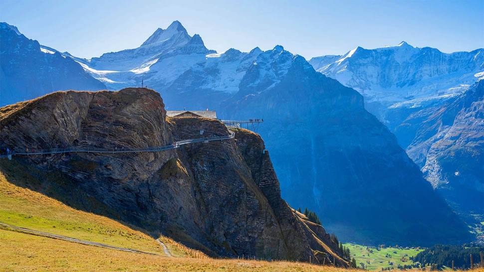 第一悬崖步道，瑞士格林德瓦 (© Hans-Georg Eiben/eStock Photo)