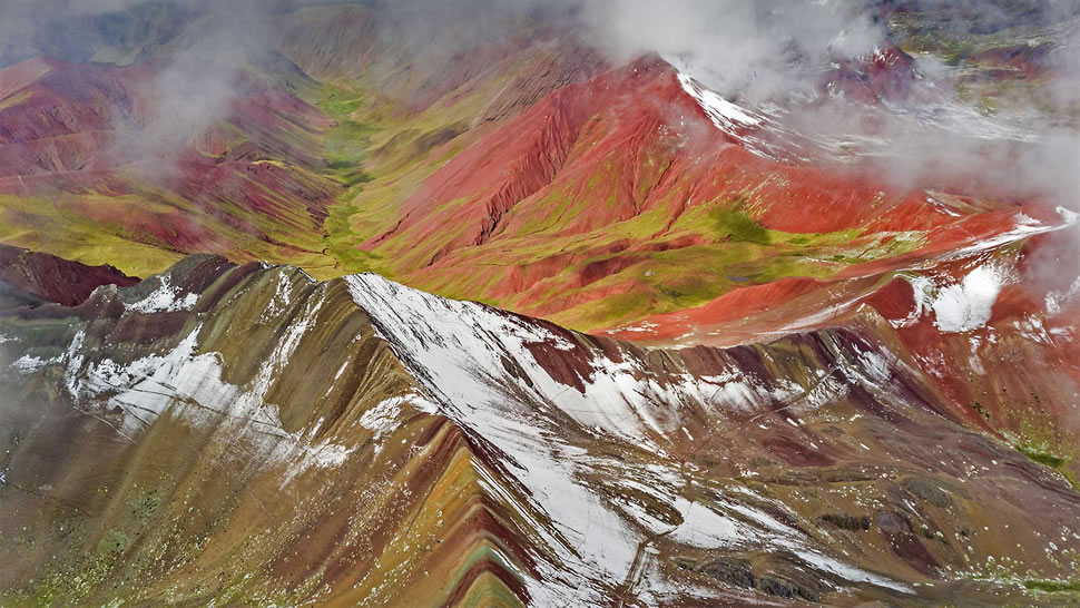 被白雪覆盖的彩虹山，秘鲁 (© Jude Newkirk/Amazing Aerial Agency)