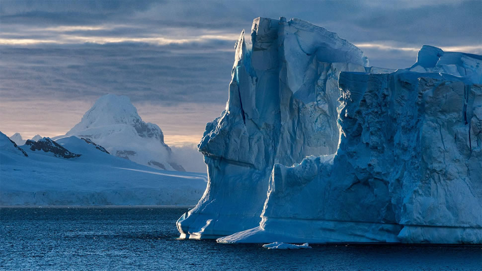 库佛维尔岛附近的蓝色冰山，南极洲 (© Mike Hill/Getty Images)