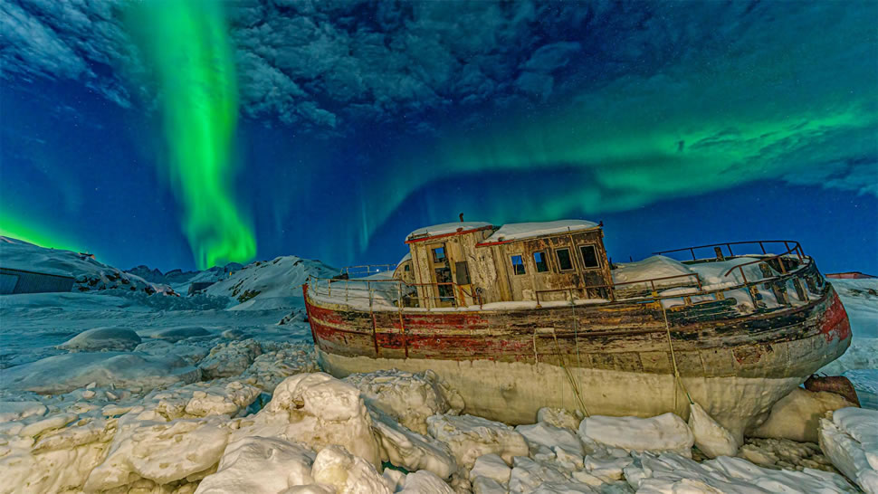 搁浅船只上空的极光，格陵兰岛塔西拉克 (© Shane P. White/Minden Pictures)
