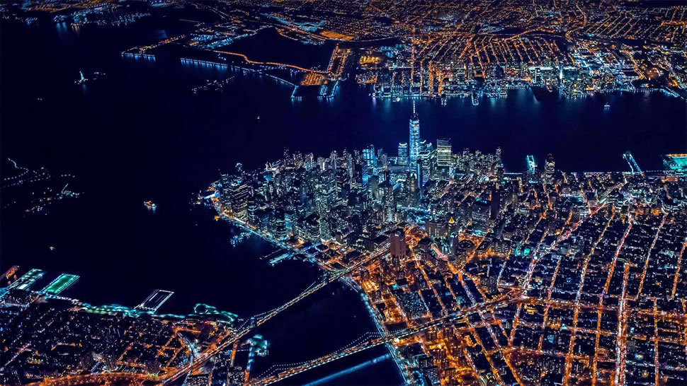 灯光璀璨的曼哈顿下城，美国纽约 (© New York On Air/Offset/Shutterstock)