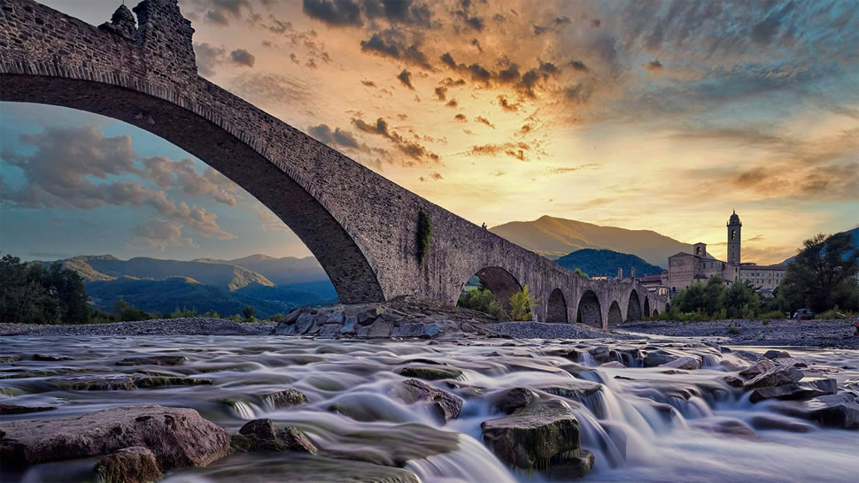 Ponte Gobbo桥，意大利博比奥 (© afinocchiaro/Getty Images)
