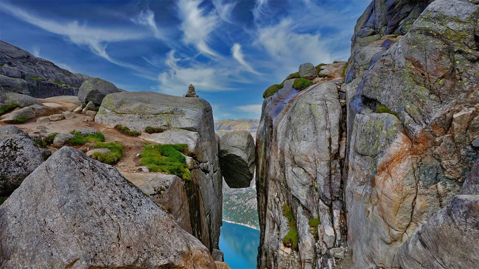 裂缝中的谢拉格伯顿石，挪威谢格拉山 (© Angel FAyE/Getty Images)