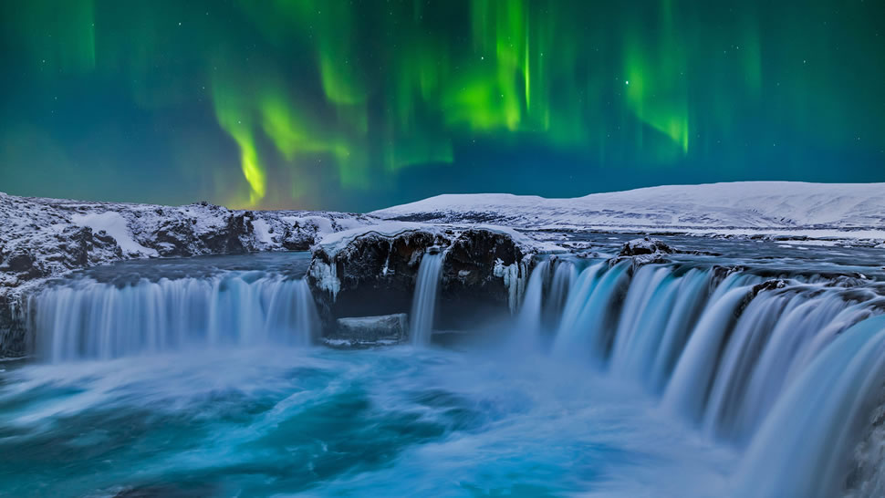 北极光下的众神瀑布，冰岛 (© Anton Petrus/Getty Images)