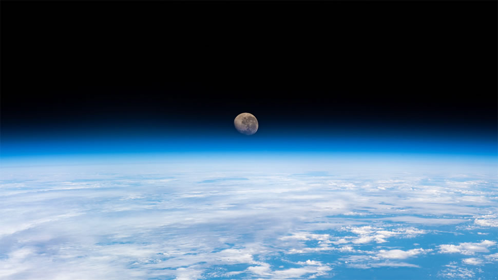 从国际空间站拍摄到的地球上方的渐亏凸月 (© NASA)