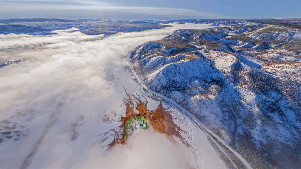 黄石国家公园的大棱镜泉鸟瞰图，美国怀俄明州 (© AirPano LLC/Amazing Aerial Agency)