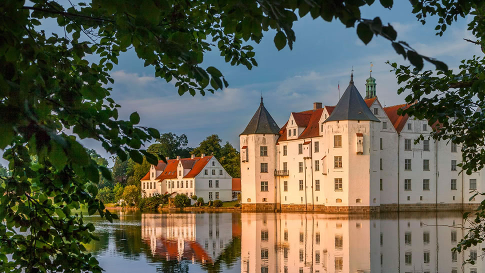 护城河边的格吕克斯堡城堡，德国 (© Christian Back/eStock Photo)