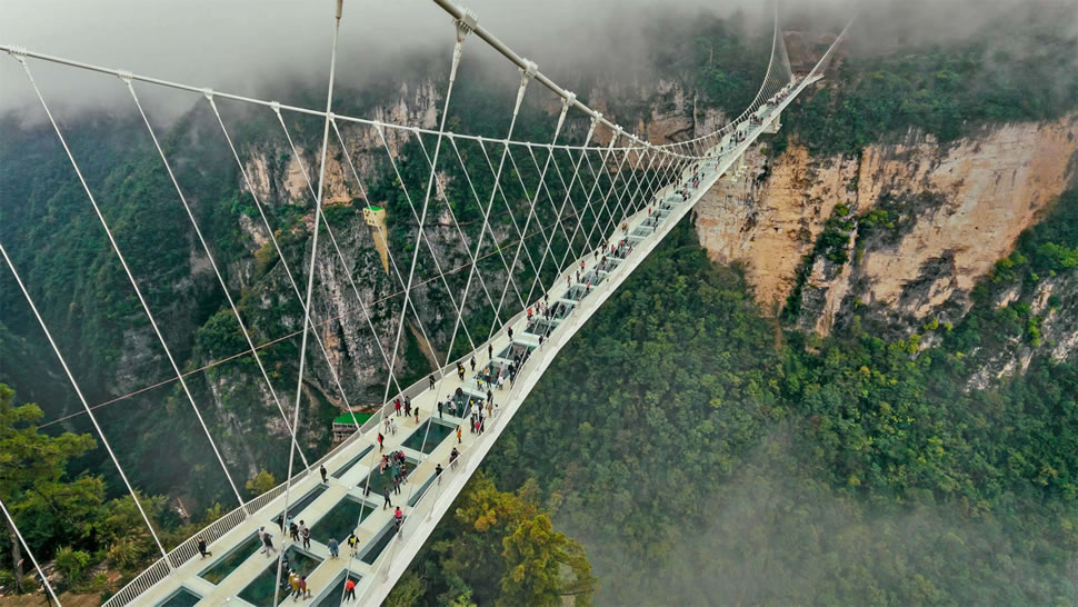 张家界大峡谷玻璃桥，湖南 (© MediaProduction/Getty Images)
